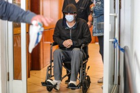 FOTO // Brad Pitt, surprins în scaun cu rotile la ieșirea dintr-o clinică. Care este motivul pentru care actorul nu poate merge